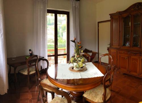 una sala da pranzo con tavolo, sedie e finestra di La casa di Angela a Lucca