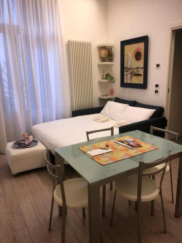 Camera piccola con tavolo e letto di Dimora San Fermo 11 a Verona