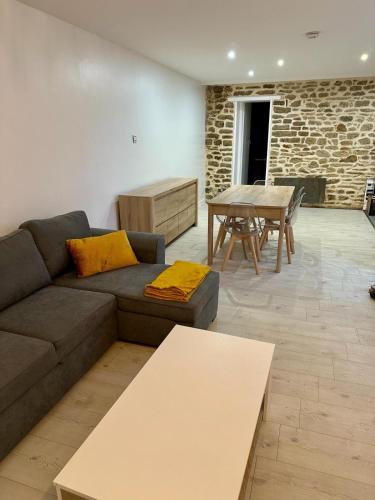 sala de estar con sofá y mesa en Maison de ville, en Concarneau