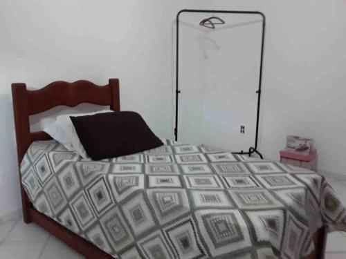 - une chambre avec un lit et une lampe dans l'établissement Excelente casa para Descanso ou Lazer, à São Pedro da Aldeia