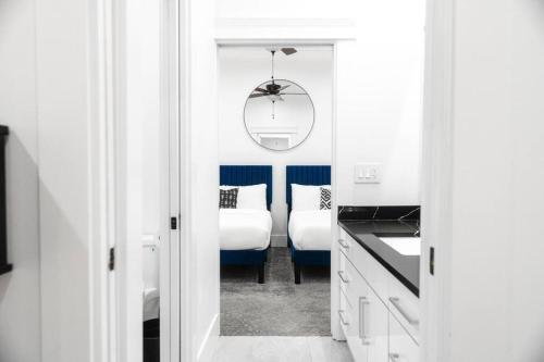 een witte keuken met een wastafel en een spiegel bij Spacious Luxury Home With Amazing Views in Surrey