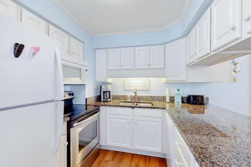 Η κουζίνα ή μικρή κουζίνα στο Ocean Breeze 106B