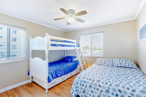 Ένα ή περισσότερα κρεβάτια σε δωμάτιο στο Ocean Breeze 106B