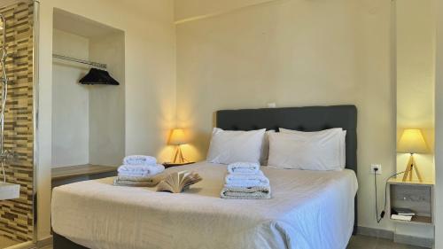 um quarto com uma cama com toalhas em Villa Michael Triopetra Private Villa, Private Swimming Pool, Garden, Panoramic Sunset em Triopetra