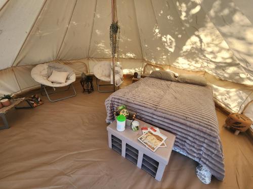 eine Aussicht über ein Zelt mit einem Bett und einem Tisch in der Unterkunft #3 Willow Tree in Drumheller