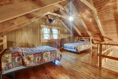 Hamden的住宿－Rustic Wellston Cabin with Pond and ATV Trail Access!，阁楼间 - 带两张床和窗户