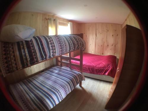 Kleines Zimmer mit 2 Etagenbetten in einer Hütte in der Unterkunft cabañas arrayanes in Puyehue