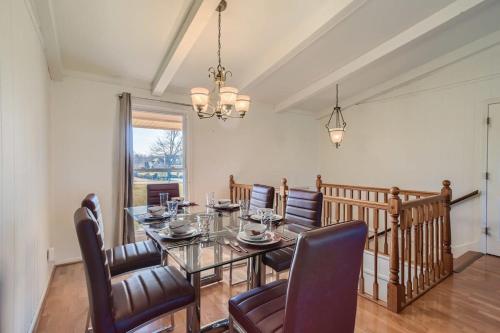 ein Esszimmer mit Glastisch und Stühlen in der Unterkunft 5 Acre Farmhouse Near Nashville! in Spring Hill