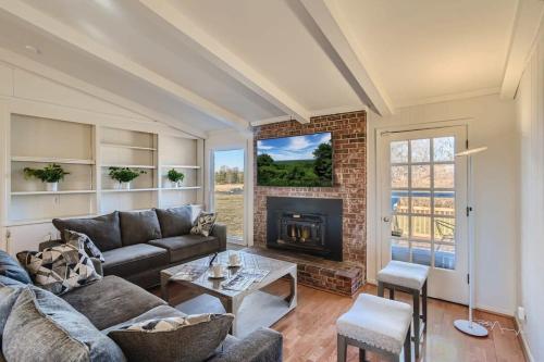 ein Wohnzimmer mit Couch und Kamin in der Unterkunft 5 Acre Farmhouse Near Nashville! in Spring Hill
