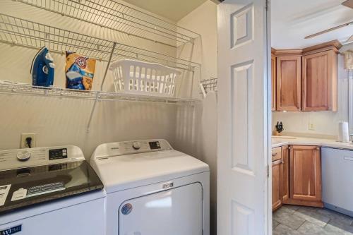 una lavanderia con lavatrice e lavandino di NEW Amazing 5 Acre Ranch Home Near Nashville TA a Spring Hill