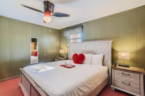 una camera da letto con un letto bianco con un cuore rosso di NEW Amazing 5 Acre Ranch Home Near Nashville TA a Spring Hill