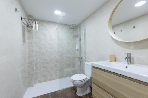 een badkamer met een douche, een toilet en een wastafel bij Casa Moure in Costa Teguise