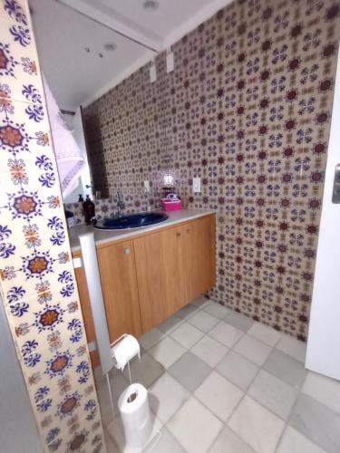a bathroom with a sink and a counter at Quarto em Apto Compartilhado BEIRA MAR in Maceió