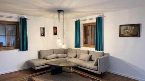 a living room with a couch and a table at Lisa's Ferienwohnung in Obing