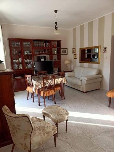een woonkamer met een tafel en een bank bij Le Stanze della Valle Affitti uso turistico in Agrigento
