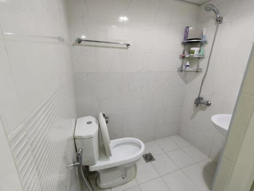 biała łazienka z toaletą i umywalką w obiekcie Al Khaleez Accommodation w Dubaju