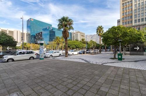 una strada cittadina con auto parcheggiate in un parcheggio di WINK Hotel- Next to CTICC & Best Tourist Location a Città del Capo