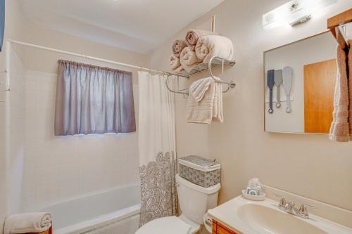 Ένα μπάνιο στο Hawkins Vacation Rental with On-Site Lake Access!