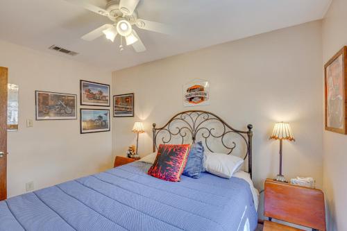 Ένα ή περισσότερα κρεβάτια σε δωμάτιο στο Hawkins Vacation Rental with On-Site Lake Access!