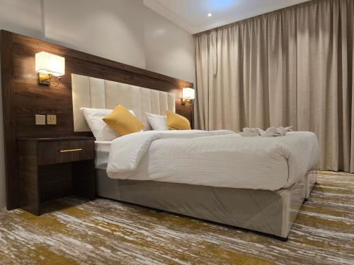 ein Schlafzimmer mit einem großen Bett in einem Zimmer in der Unterkunft سحابة الأحلام - Dream Cloud Hotel in Dschidda