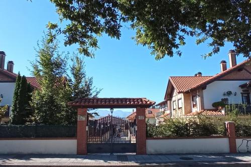 a gate in front of a house at Somo&Pet Apartamento a 300 metros de la playa. in Somo