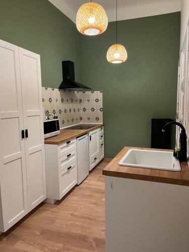 A kitchen or kitchenette at Palace district rooms