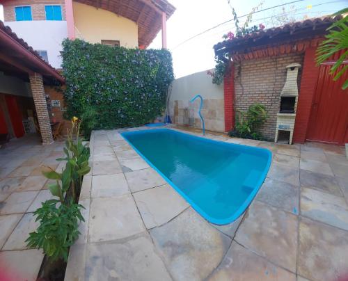 Casa Boa Venttura Piscina,guajiru,flecheiras e mundaú في ترايري: مسبح في الحديقة الخلفية للمنزل