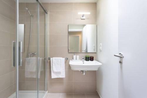 AbadesにあるAbades Holiday Homeのバスルーム(洗面台、ガラスドア付きのシャワー付)