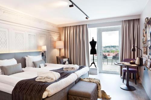 um quarto de hotel com duas camas com toalhas em Scandic Rubinen em Gotemburgo