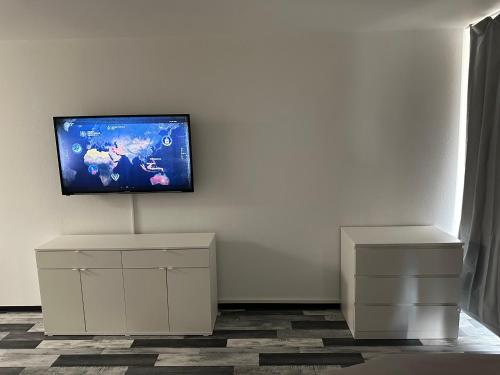 salon z telewizorem z płaskim ekranem na ścianie w obiekcie Zentrumsnahe 1-Zimmer-Wohnung w mieście Karlsruhe