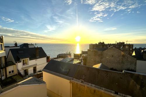 - une vue sur le coucher de soleil depuis les toits des bâtiments dans l'établissement Le Music-hall - Vue Mer - Expo Sud, à Sainte-Adresse