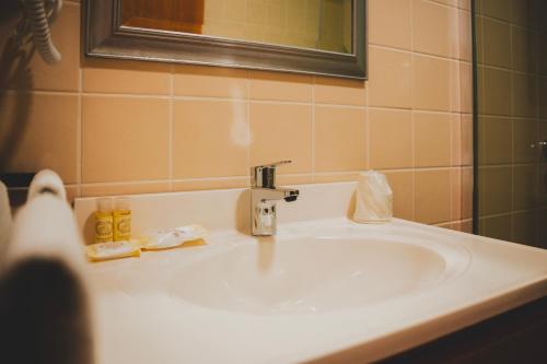 a white sink in a bathroom with a mirror at Casa de Campo da Quinta da Pegada in Óbidos