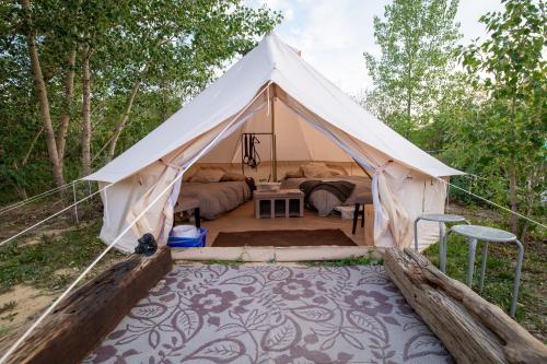 ein weißes Zelt mit einem Bett in der Mitte in der Unterkunft #6 Wild West in Drumheller