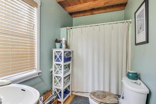 Bathroom sa Waitsfield Home with Hot Tub - Close to Sugarbush!