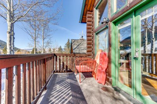 Balkoni atau teres di Cozy Mountain Condo Across From Snow King Ski Mtn!