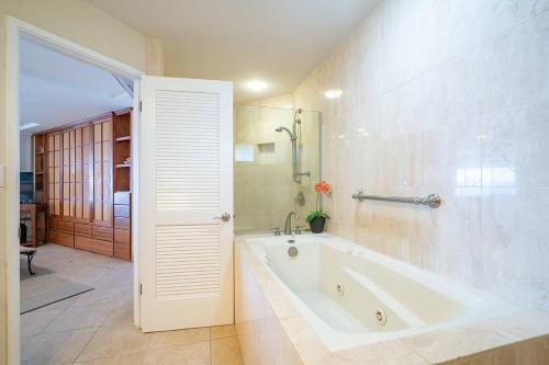Zdjęcie z galerii obiektu Pu'u Poa 306 - Ocean View, Corner Unit, Full AC, Pool Table w mieście Princeville