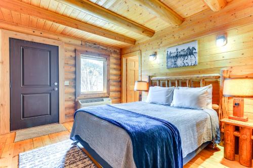ein Schlafzimmer mit einem Bett in einer Holzhütte in der Unterkunft Cozy Mountain Condo Across From Snow King Ski Mtn! in Jackson