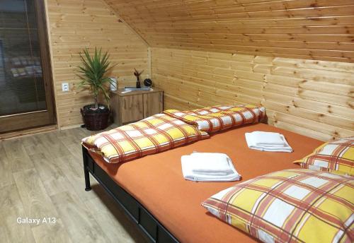 Habitación con 2 camas en una habitación de madera en Ubytovanie u Slovana Chata, 