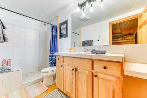 uma casa de banho com um lavatório e um WC em Cozy Mountain Condo Across From Snow King Ski Mtn! em Jackson