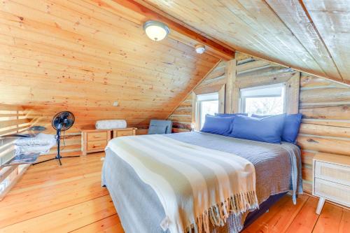 Katil atau katil-katil dalam bilik di Cozy Mountain Condo Across From Snow King Ski Mtn!