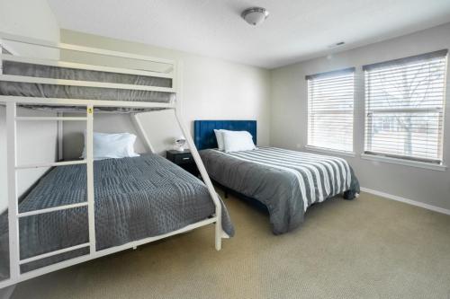 1 Schlafzimmer mit 2 Etagenbetten und einem Fenster in der Unterkunft Cozy home - sleeps 12 - RV parking - Sun Room in Star