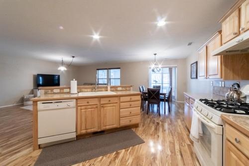 Gallery image of Cozy home - sleeps 12 - RV parking - Sun Room in Star