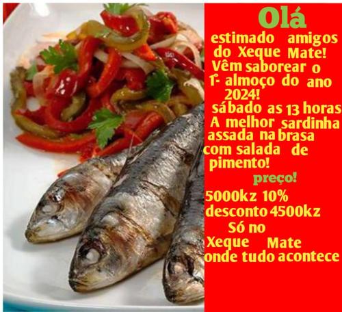 tres sardinas en un plato con ensalada en Hospedaria Restaurante Xeque Mate en Luanda