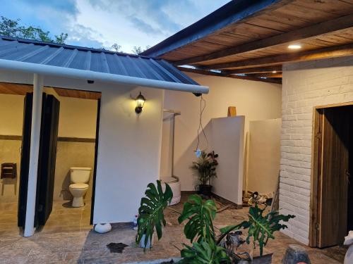Mera的住宿－La Penal Amazon Lodge!，一间设有厕所和蓝色屋顶的房子