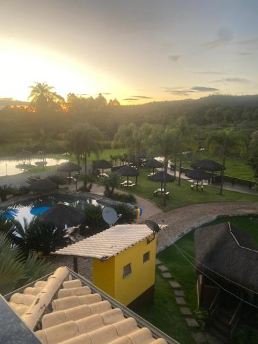 雅博蒂卡圖巴斯的住宿－Pousada Cachoeira do Sol，享有度假村游泳池的景致