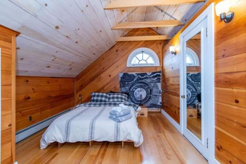 Ένα ή περισσότερα κρεβάτια σε δωμάτιο στο Bright and Cozy Treehouse Apartment