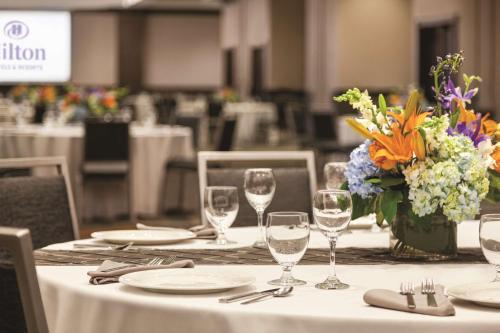 Ресторан / где поесть в Hilton Knoxville Airport