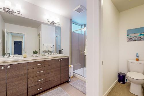ein Badezimmer mit zwei Waschbecken, einem WC und einer Dusche in der Unterkunft Urban Oasis in Seattle