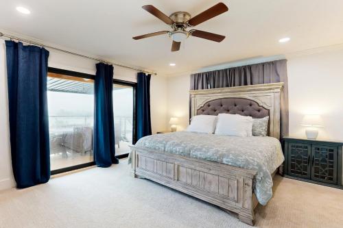 una camera con letto e ventilatore a soffitto di Casa del Lago PK a Graford