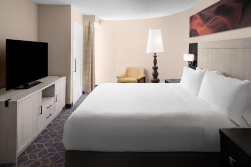Embassy Suites by Hilton Phoenix Biltmore Image
